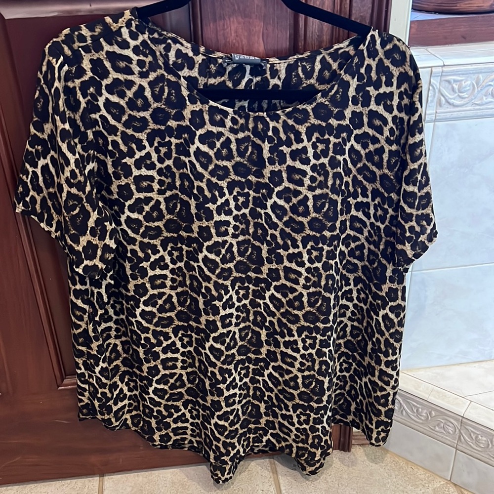 Women’s XXL print blouse.